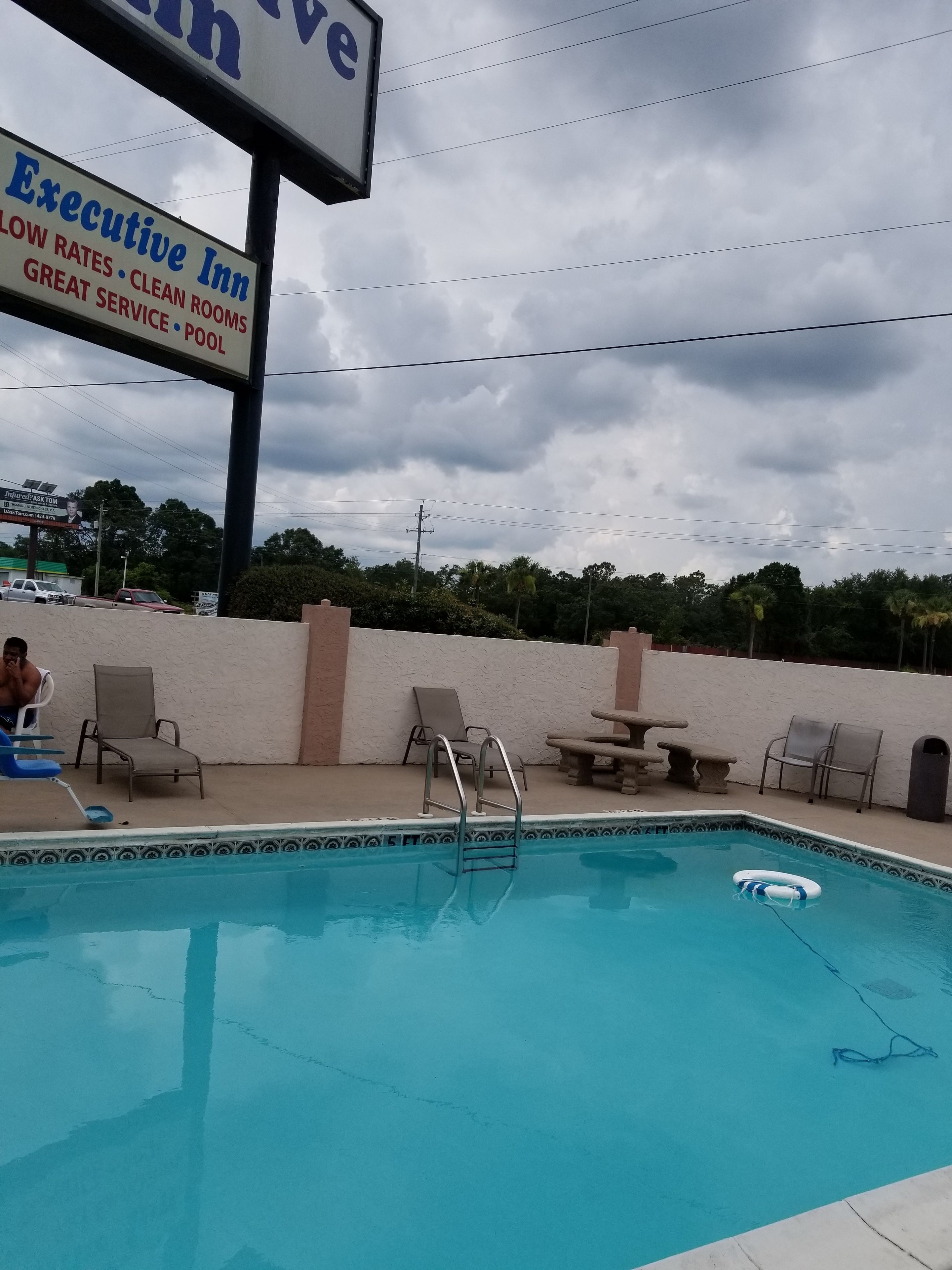 Photo - Executive Inn