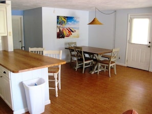 Maison, 3 chambres, en coin | Repas dans la chambre