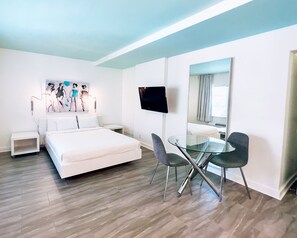 Deluxe Studio, 1 Queen Bed, Accessible