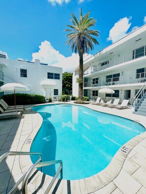 2 outdoor pools, pool umbrellas, pool loungers - Aqua Hotel (Fort Lauderdale)