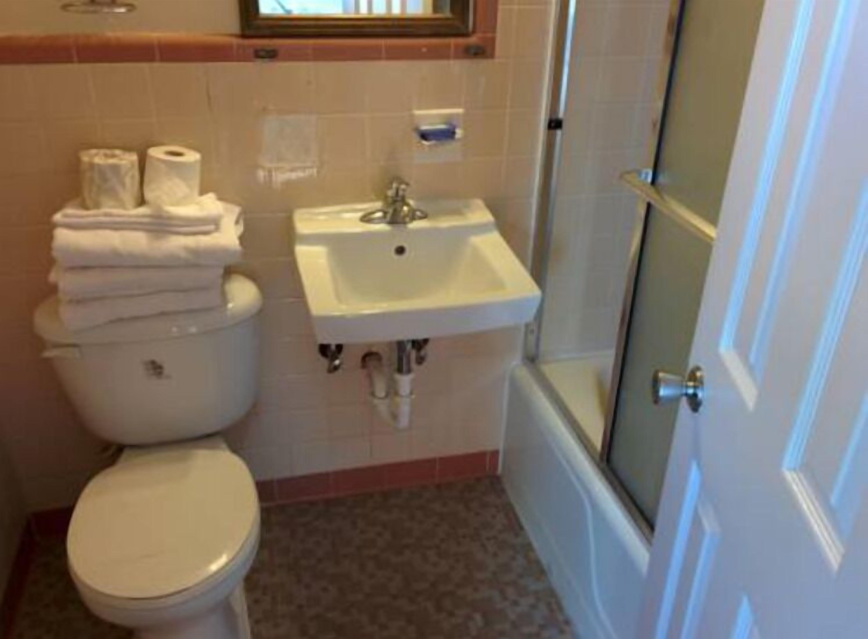Separate bathtub and shower, free toiletries