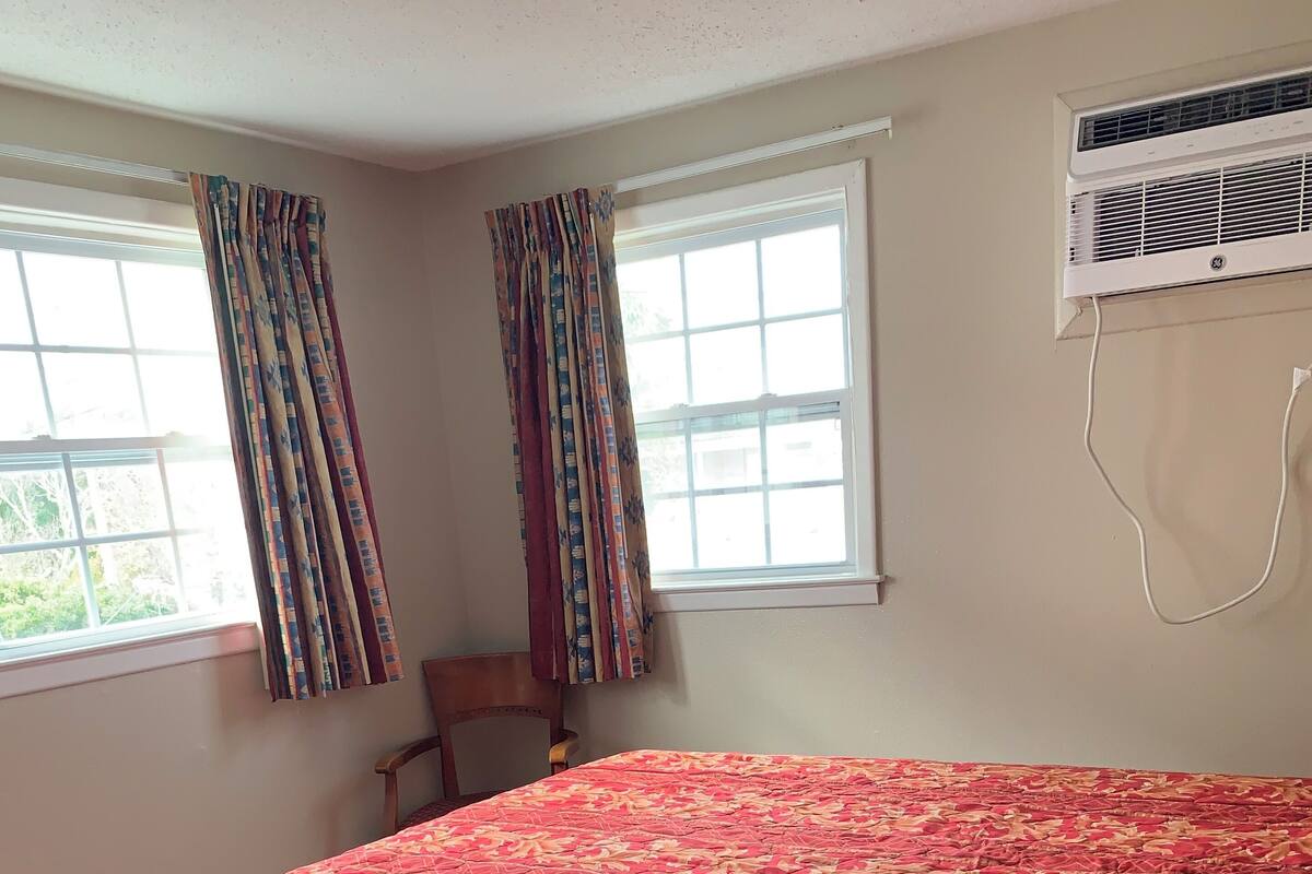 Two Bedroom Apartment (2 Double Beds) | Iron/ironing board, WiFi (free), alarm clocks, bed sheets