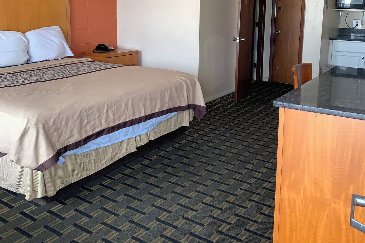 Two Bedroom Apartment (2 Doubles, 1 King) | Iron/ironing board, WiFi (free), alarm clocks, bed sheets