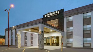 Il s'agit d'un bâtiment moderne sur lequel on peut lire l'inscription « Country Inn & Suites by Radisson ». Il est doté d'un pilier en pierre, de grandes fenêtres et d'une entrée abritée.