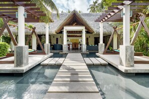 Couples treatment rooms, body treatments, hot stone massages