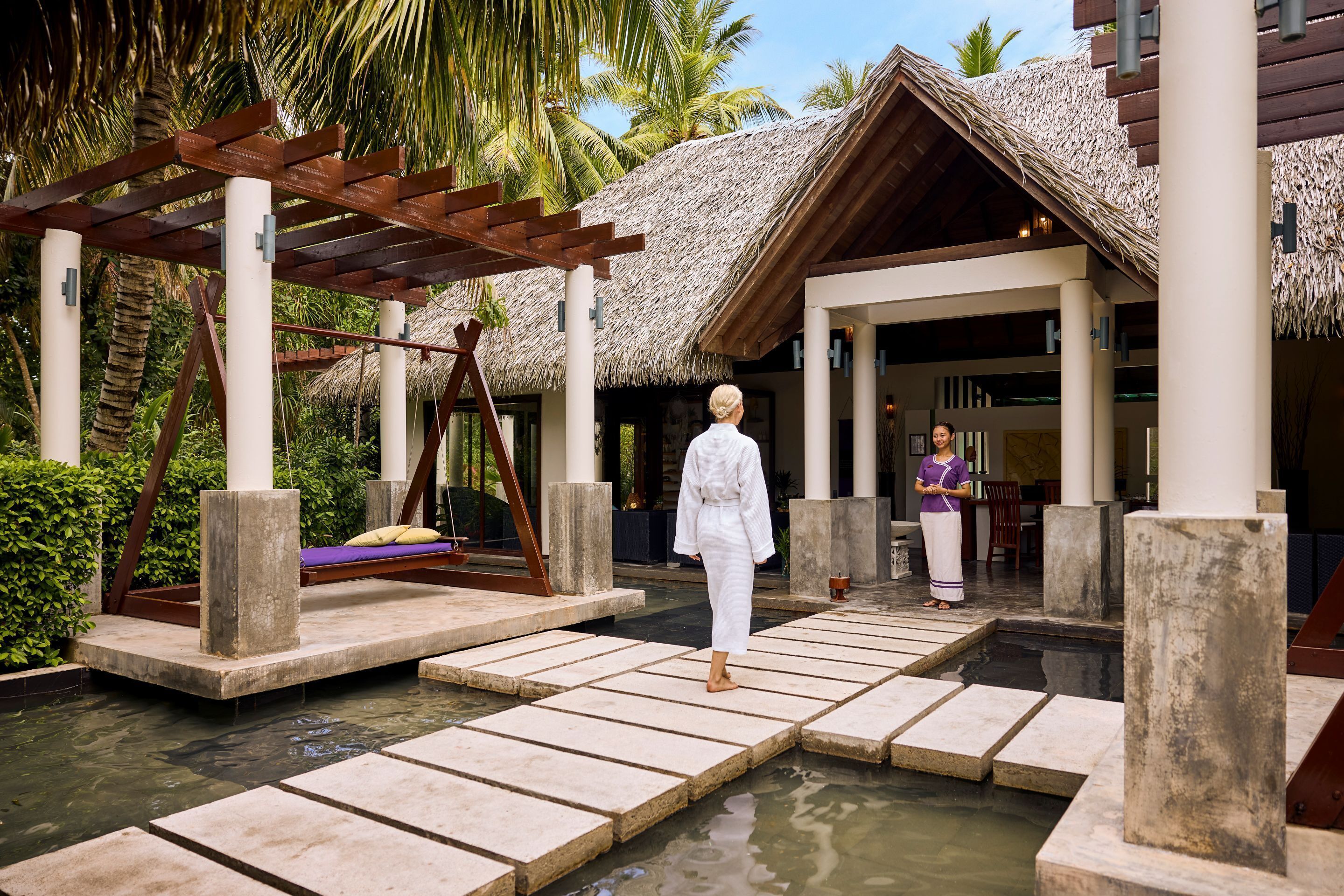 Couples treatment rooms, body treatments, hot stone massages