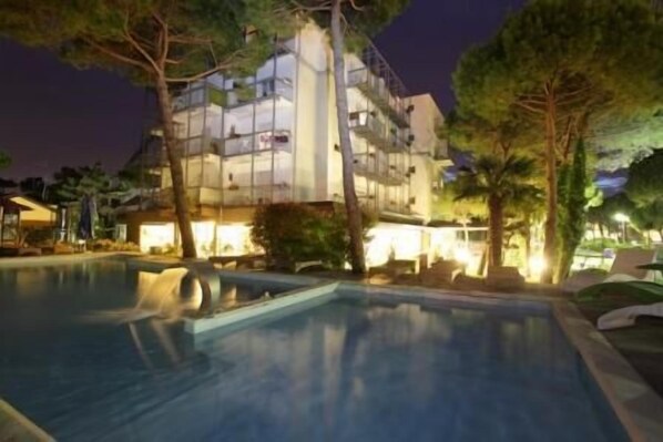 Outdoor pool, pool umbrellas, sun loungers