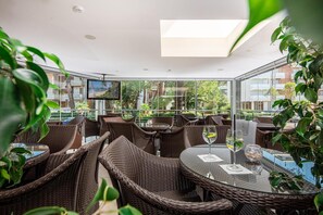 Petit déjeuner, déjeuner et dîner servis sur place, vue sur la piscine