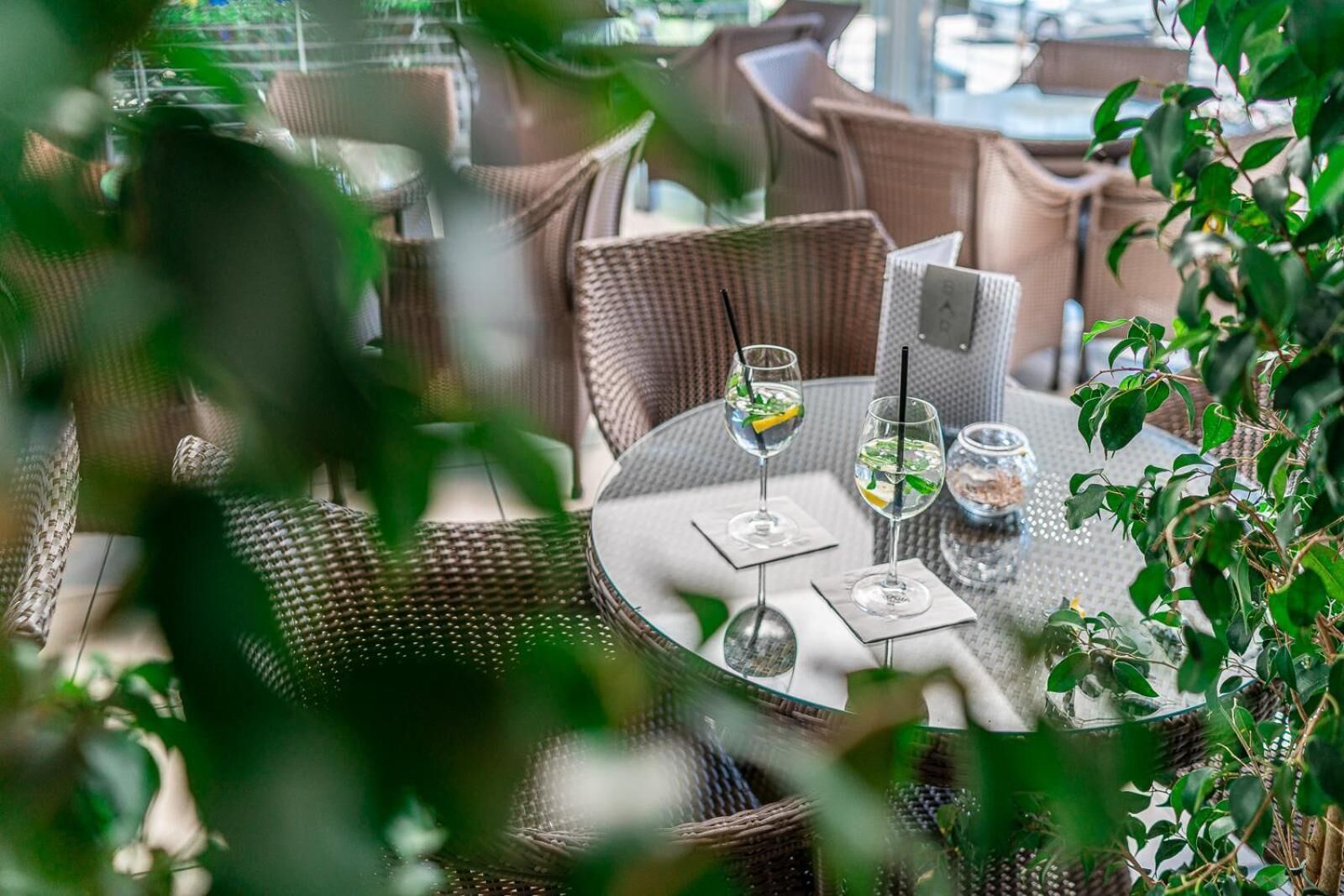 Frühstück, Mittagessen, internationale Küche, Blick auf den Pool 