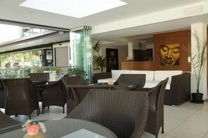 Petit déjeuner, déjeuner et dîner servis sur place, vue sur la piscine