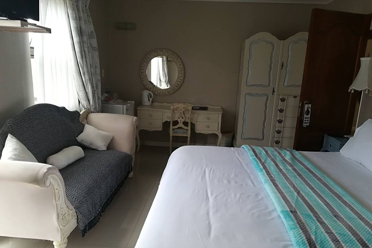 Luxury King with Balcony Sea View | 객실에서 보이는 전망