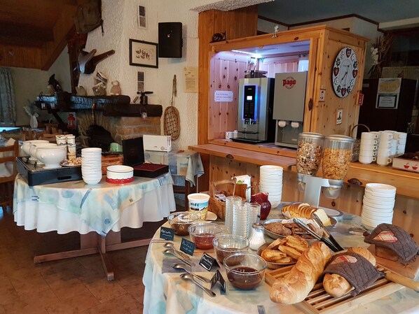 A breakfast buffet with various food items and utensils. - Le Chamois (Molines-en-Queyras)