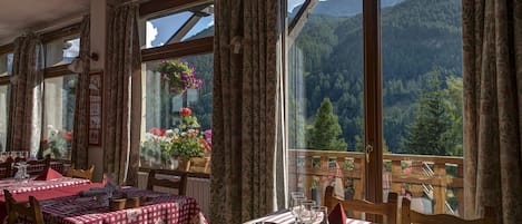 Serveert ontbijt, lunch, diner, Franse gerechten