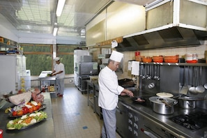 Breakfast, lunch and dinner served  - Le Chamois (Molines-en-Queyras)