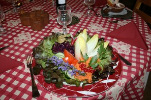 供應早餐、午餐和晚餐，法國料理