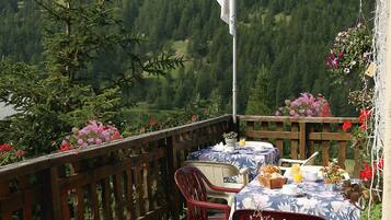 Breakfast, lunch, dinner served; French cuisine