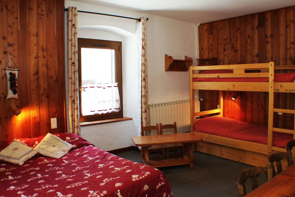 In-room safe, desk, iron/ironing board (on request), WiFi (free)