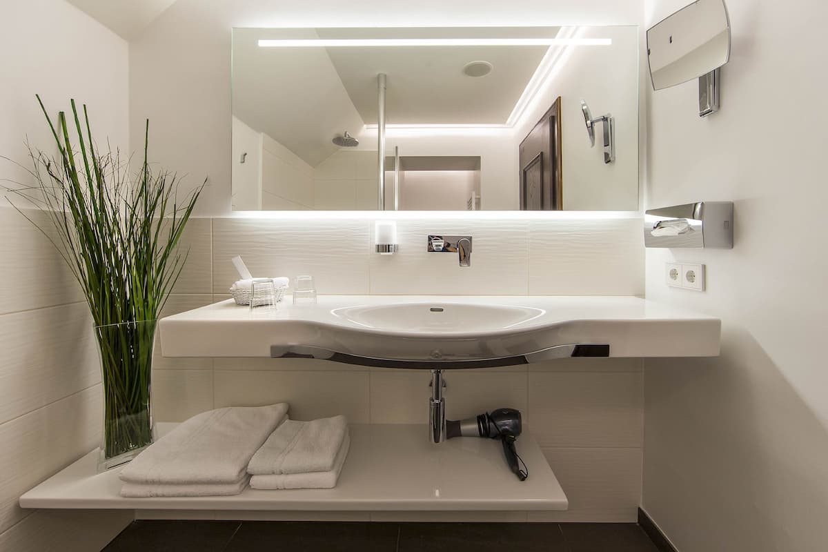 standard single room | bathroom sink