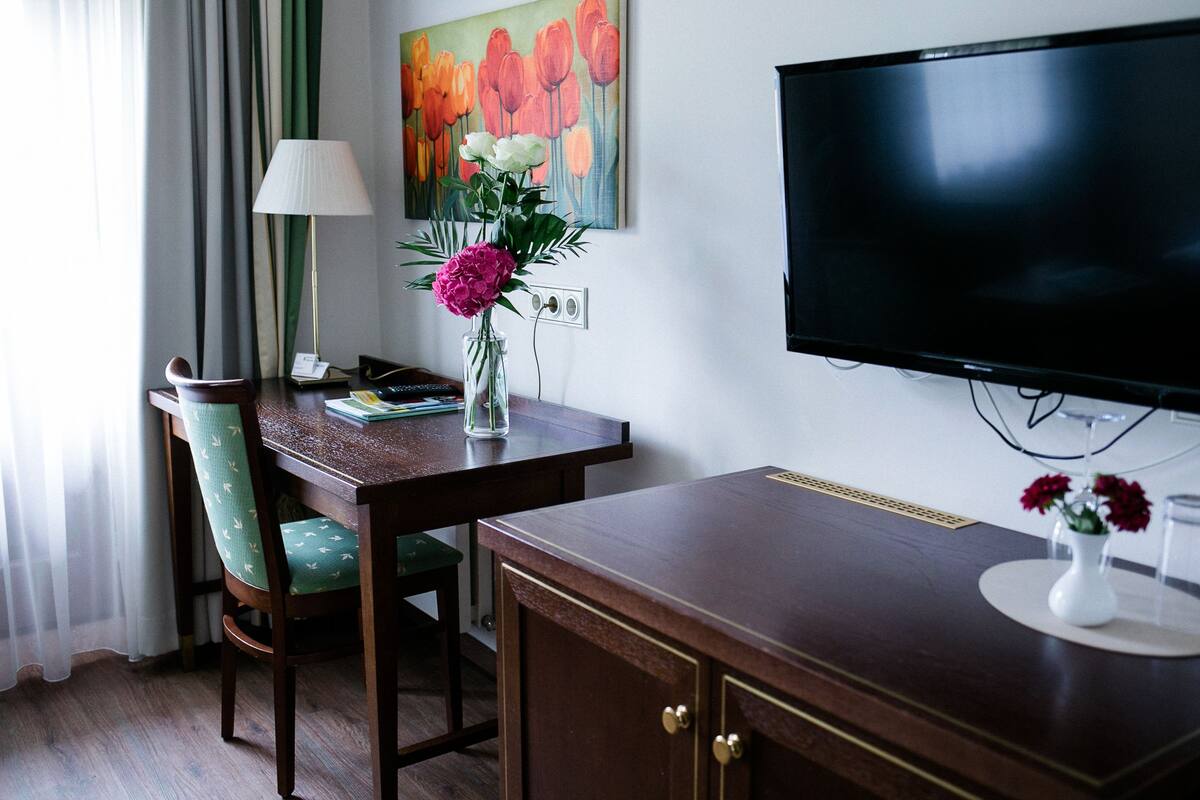 1 bedroom, in-room safe, desk, blackout curtains
