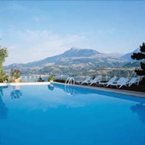 Piscine extérieure (ouverte en saison)