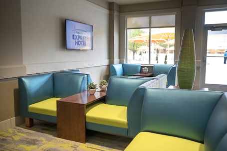 Sala de estar en el lobby. Cedar Point's Express Hotel