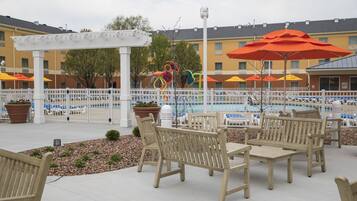 Außenpool, Sonnenschirme, Liegestühle