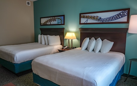 Ropa de cama de alta calidad y caja de seguridad en la habitación . Cedar Point's Express Hotel