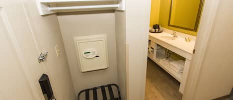 Une petite salle de bain comprenant des toilettes, un petit lavabo et un miroir.