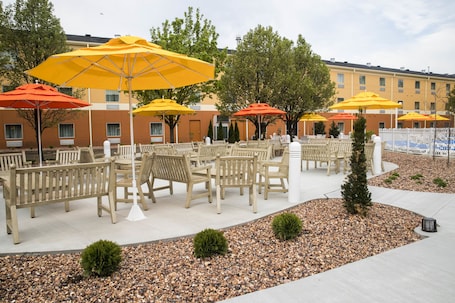 Terraza o patio. Cedar Point's Express Hotel