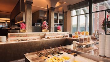Desayuno buffet todos los días (con cargo)
