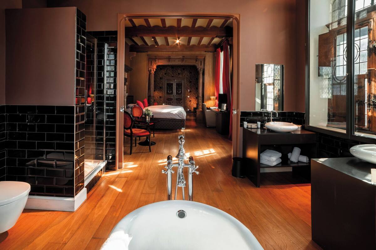Un baño moderno con un lavamanos grande, una bañera y una zona de ducha.