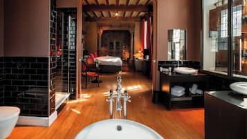 Historic Suite | Sábanas italianas Frette, ropa de cama hipoalergénica, minibar