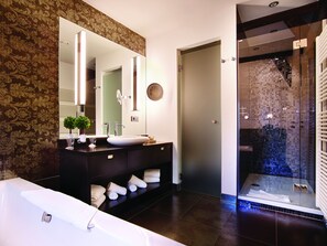 Queen Suite | Baño | Artículos de higiene personal gratuitos, secador de pelo y zapatillas
