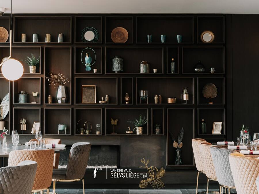 Een moderne eetruimte met een donker houten wandplank waarop diverse decoratieve objecten staan.
