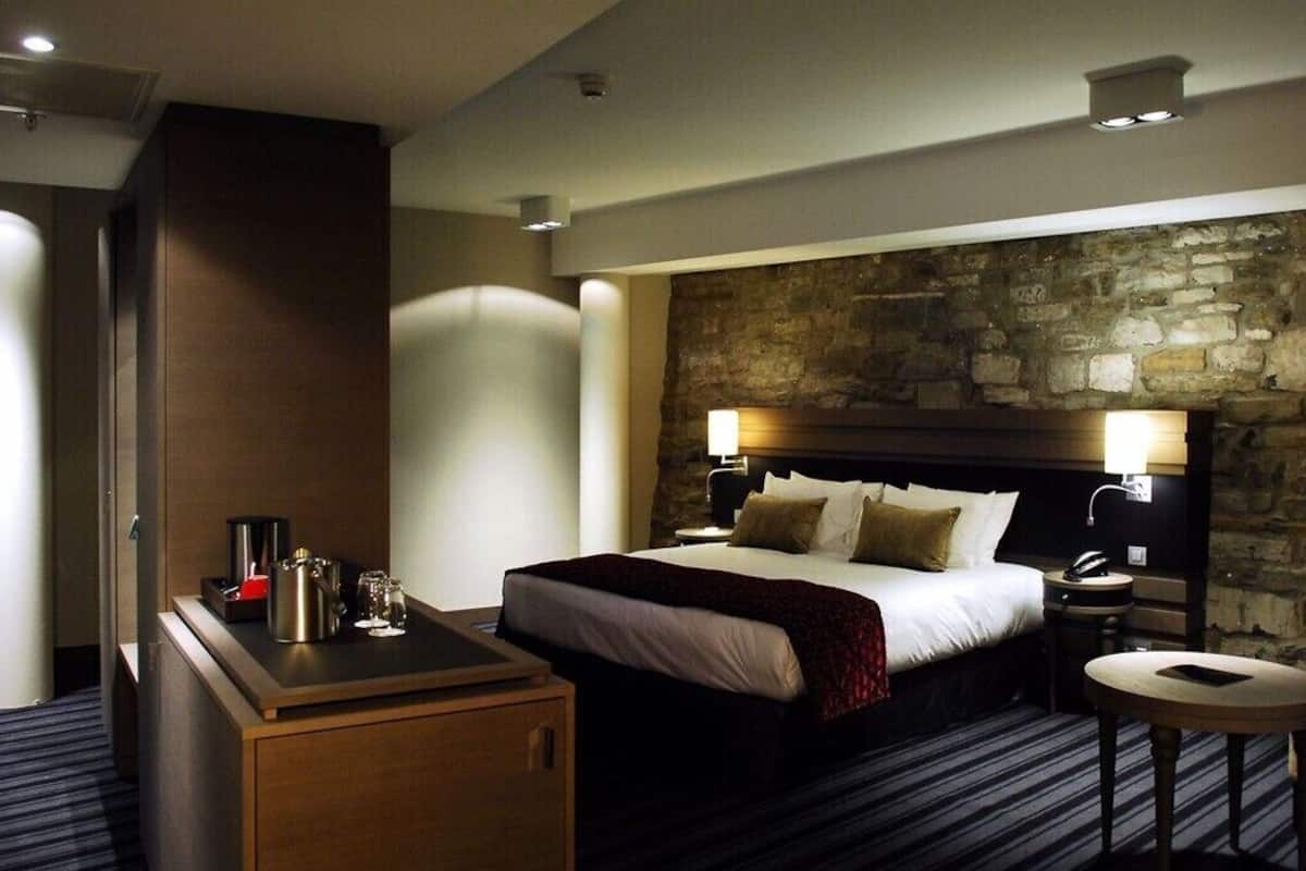 Deluxe Suite | 1 bedroom, Frette Italian sheets, hypo-allergenic bedding, minibar
