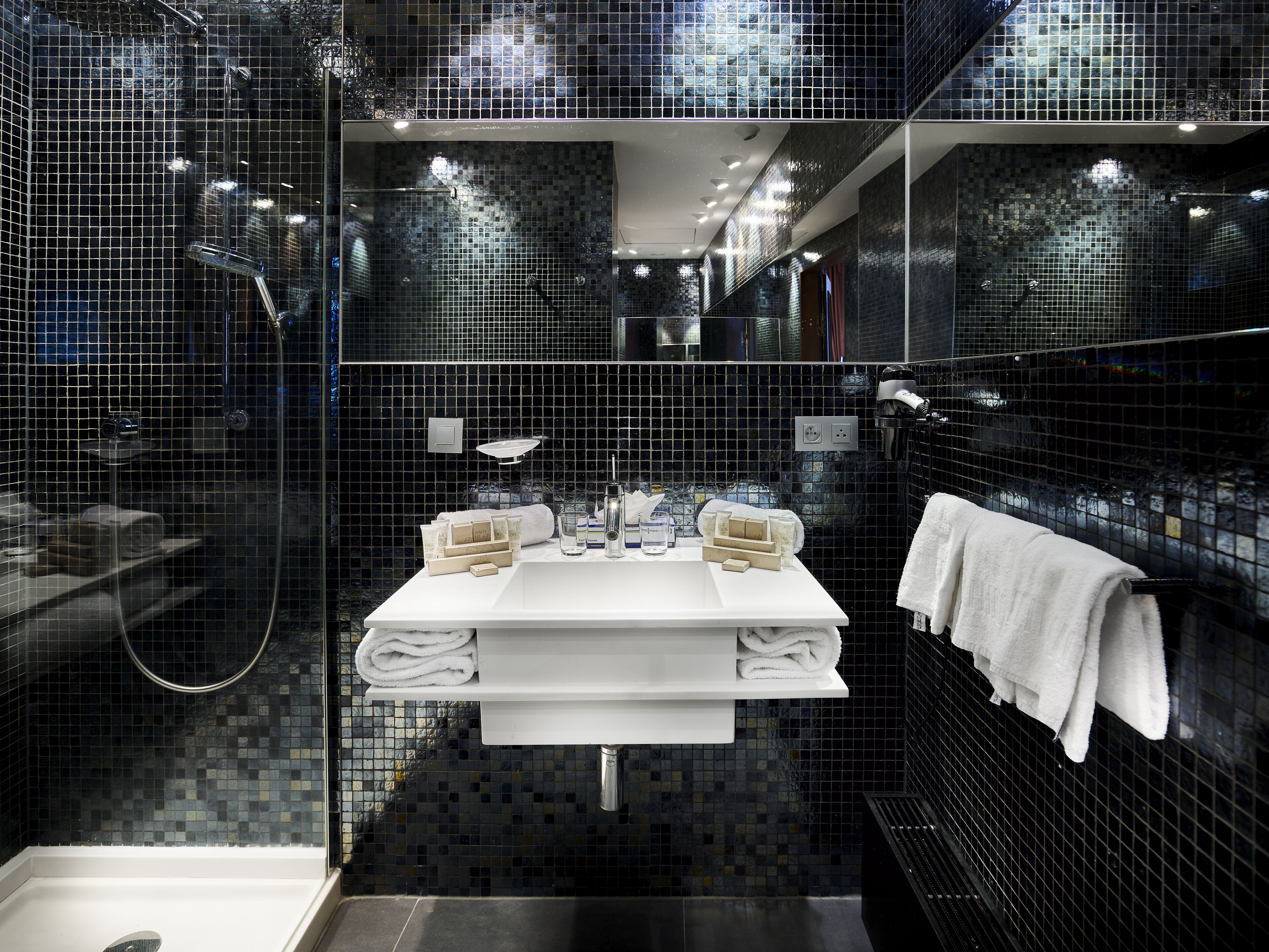 classic suite | bathroom | free toiletries, hair dryer, slippers