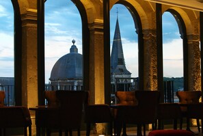 Petit déjeuner, déjeuner et dîner servis sur place, vue sur le jardin