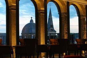 Aperto a colazione e pranzo, cucina francese, con vista sul giardino