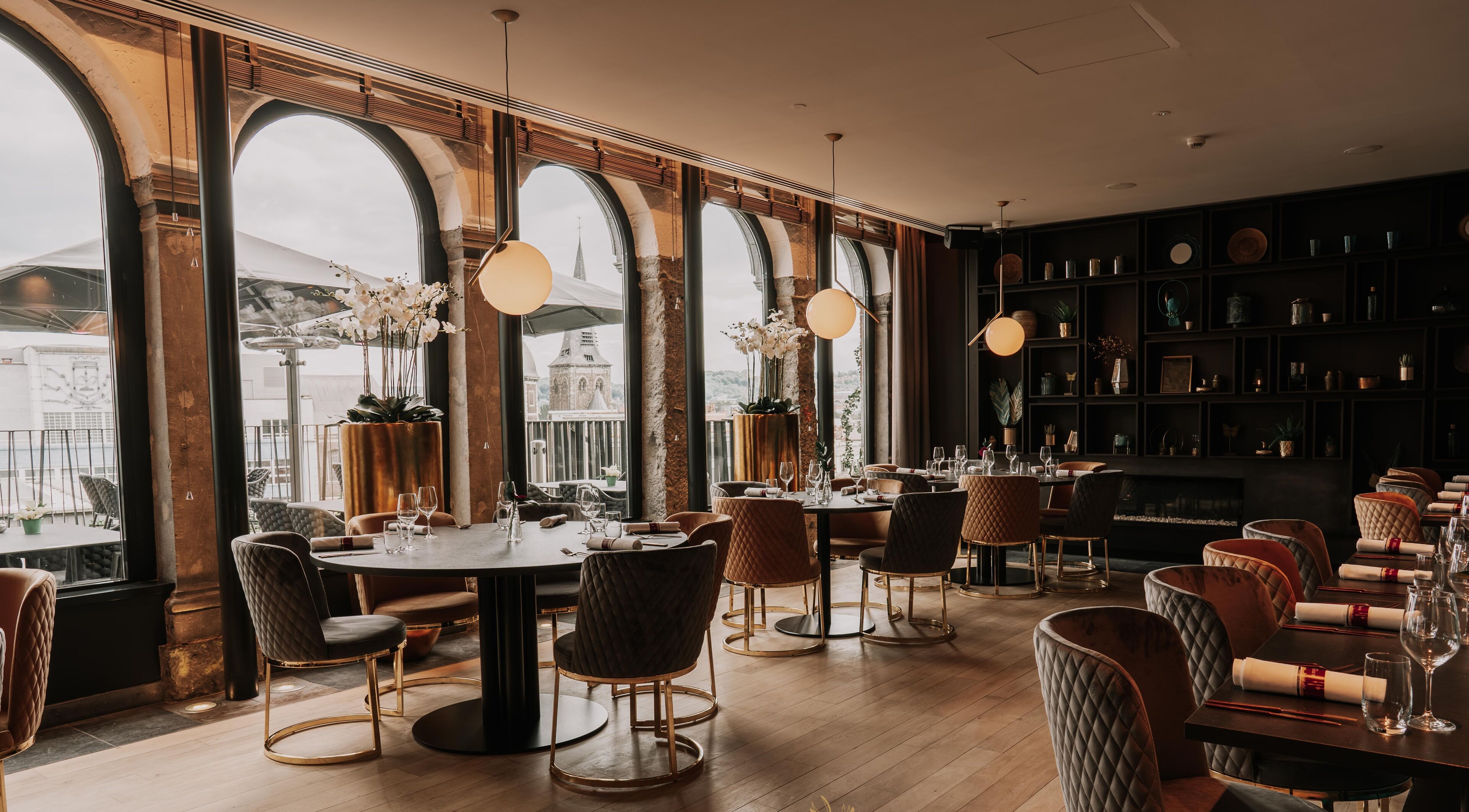 Frokost, lunsj og middag serveres, franske retter, utsikt mot hagen 