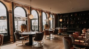 Petit déjeuner, déjeuner et dîner servis sur place, vue sur le jardin