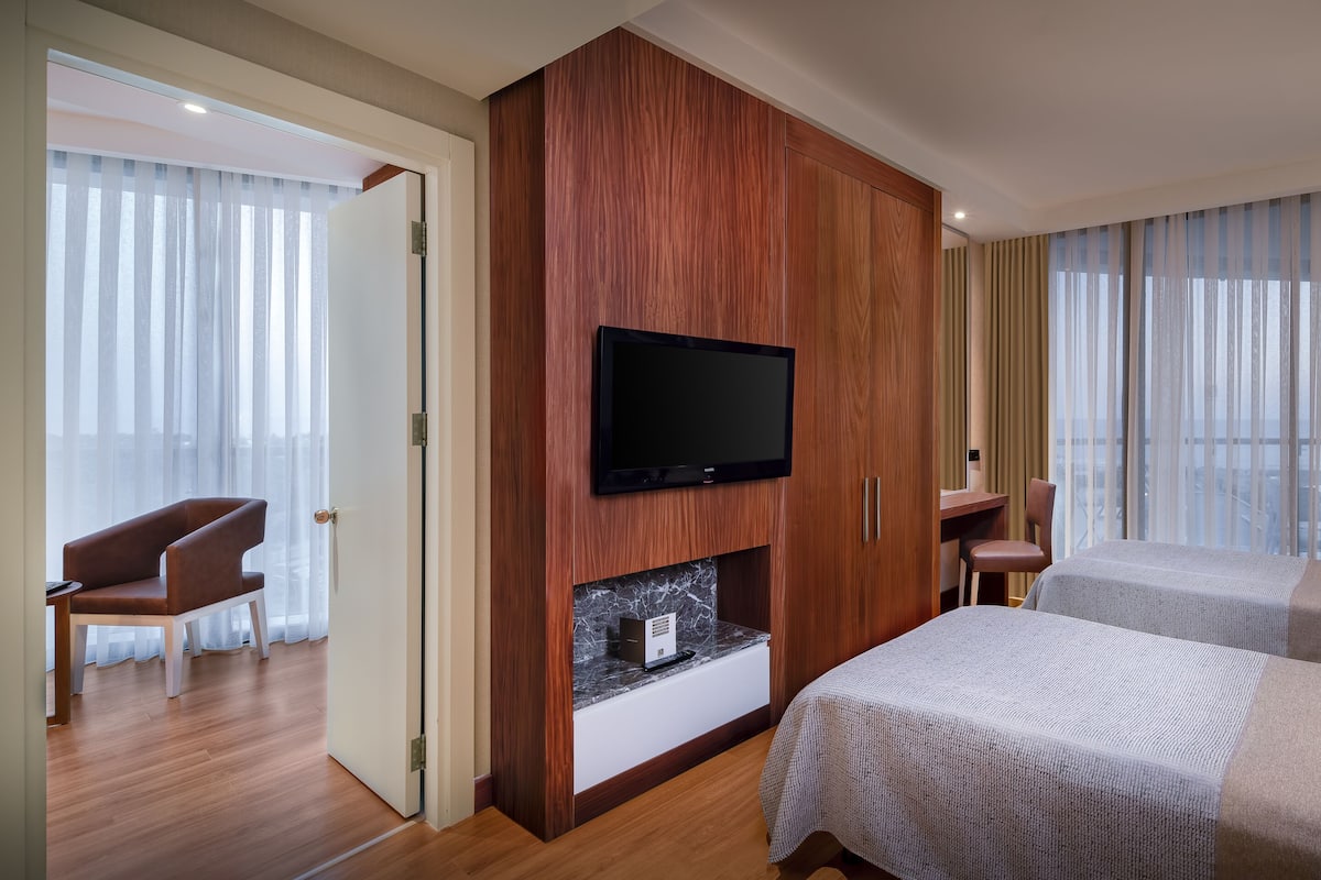 Habitación familiar, vista al mar | Artículos del minibar gratis y caja de seguridad en la habitación