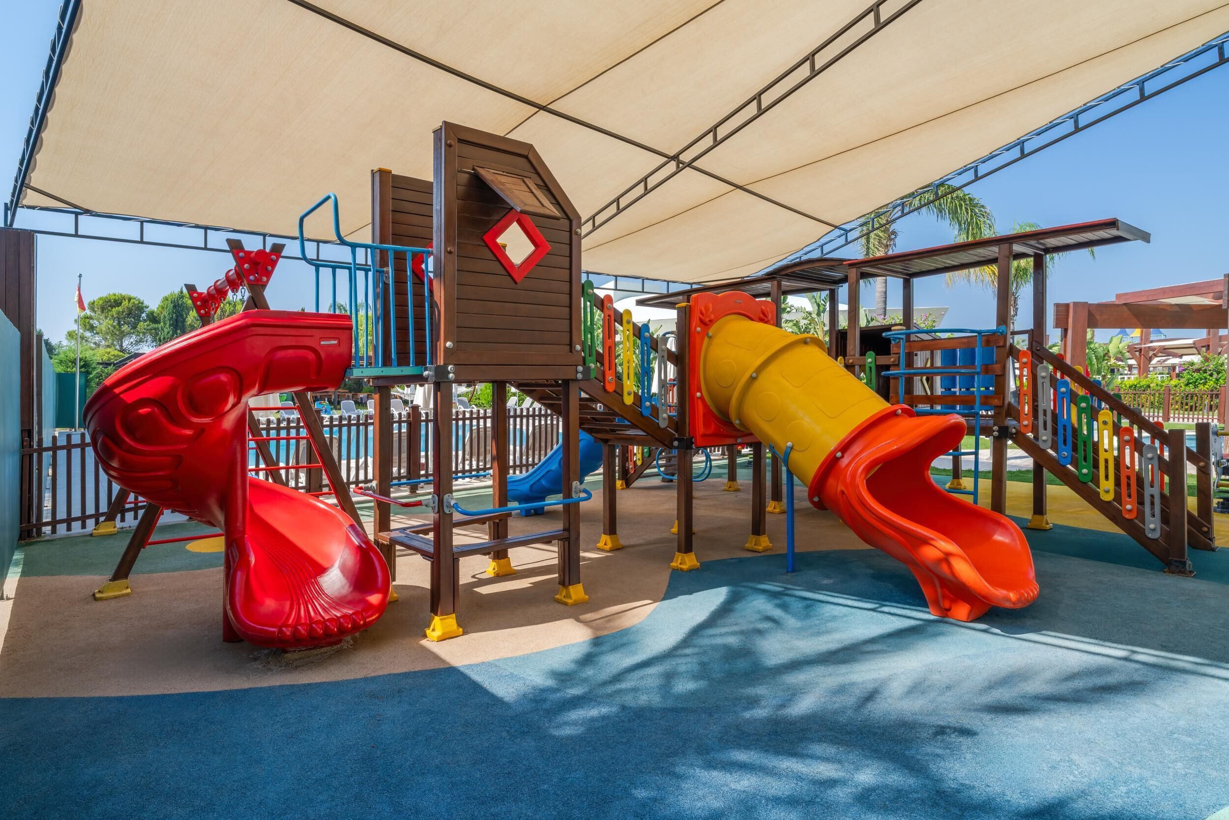 Un parque infantil con toboganes y estructuras para escalar.