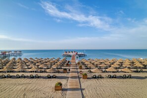 Plage privée, chaises longues, parasols, serviettes de plage