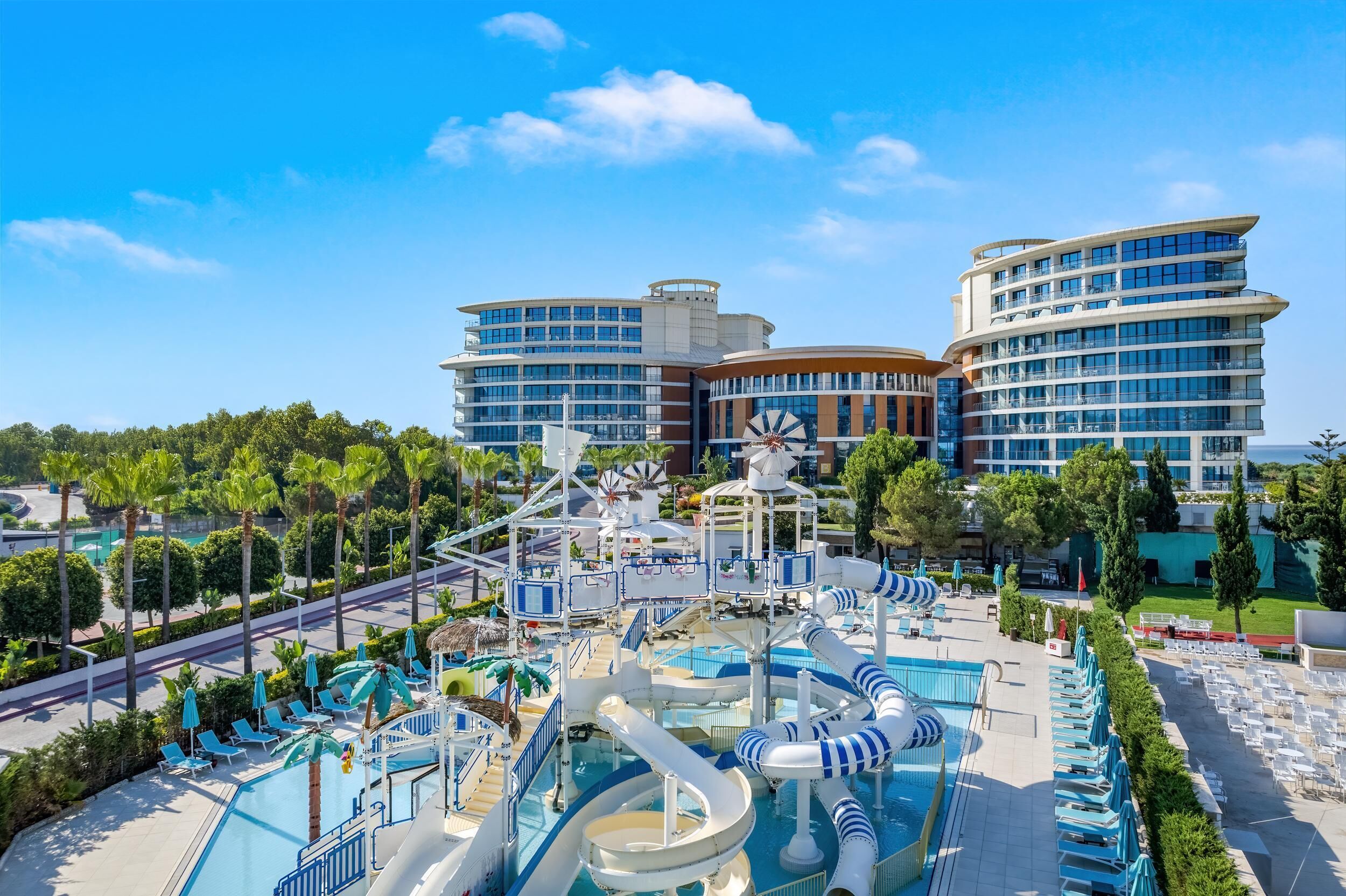Een binnenzwembad, 6 buitenzwembaden, parasols voor strand/zwembad