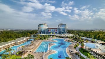 Een binnenzwembad, 6 buitenzwembaden, parasols voor strand/zwembad