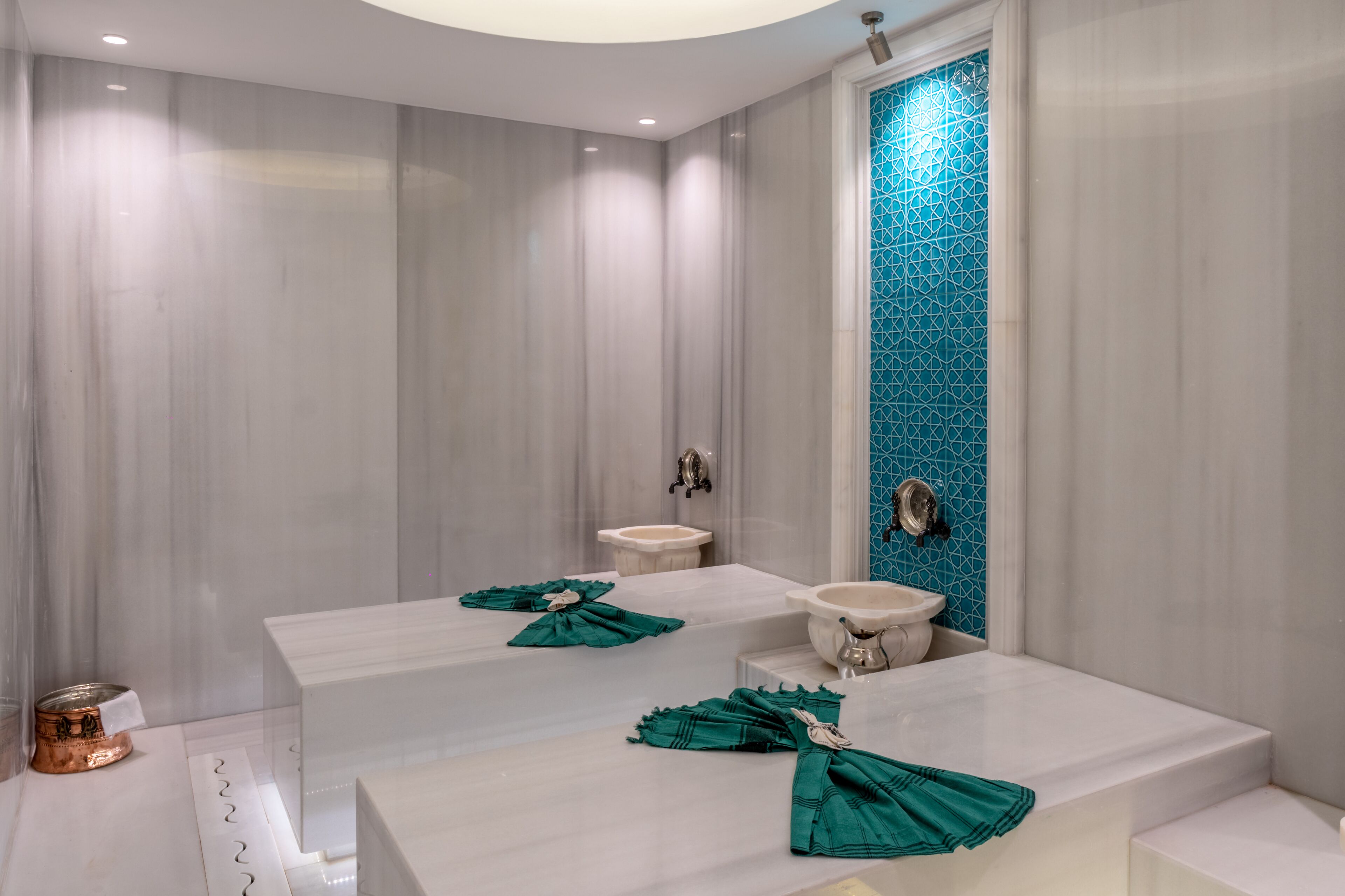Un baño moderno con dos lavamanos, un espejo grande y un backsplash de mosaico azul.