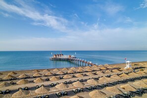 Private beach, sun loungers, beach umbrellas, beach towels - Baia Lara Hotel (Antalya)
