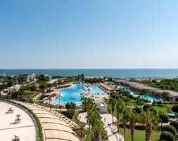 Minibar con art�ículos gratuitos y caja de seguridad en la habitación 