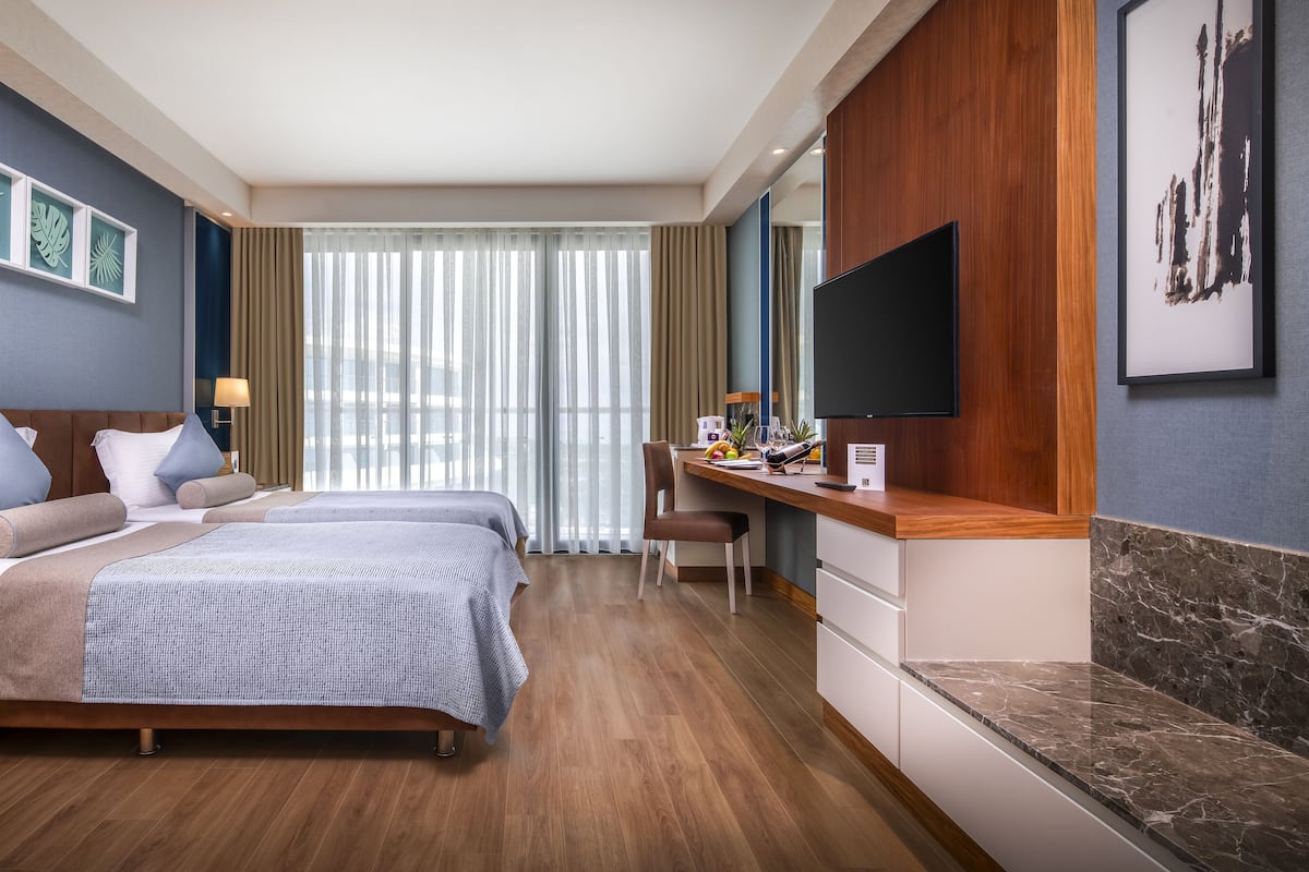 Economy Room with French Balcony | Artículos del minibar gratis y caja de seguridad en la habitación