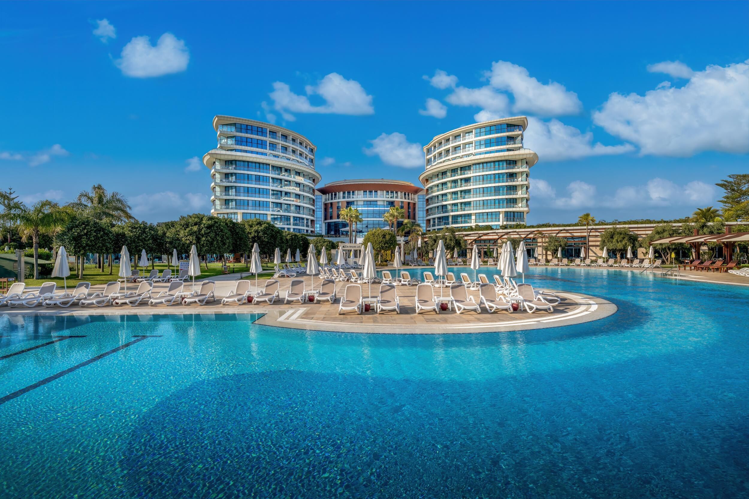 屋内プール、6 つの屋外プール、プール パラソル、サンラウンジャー